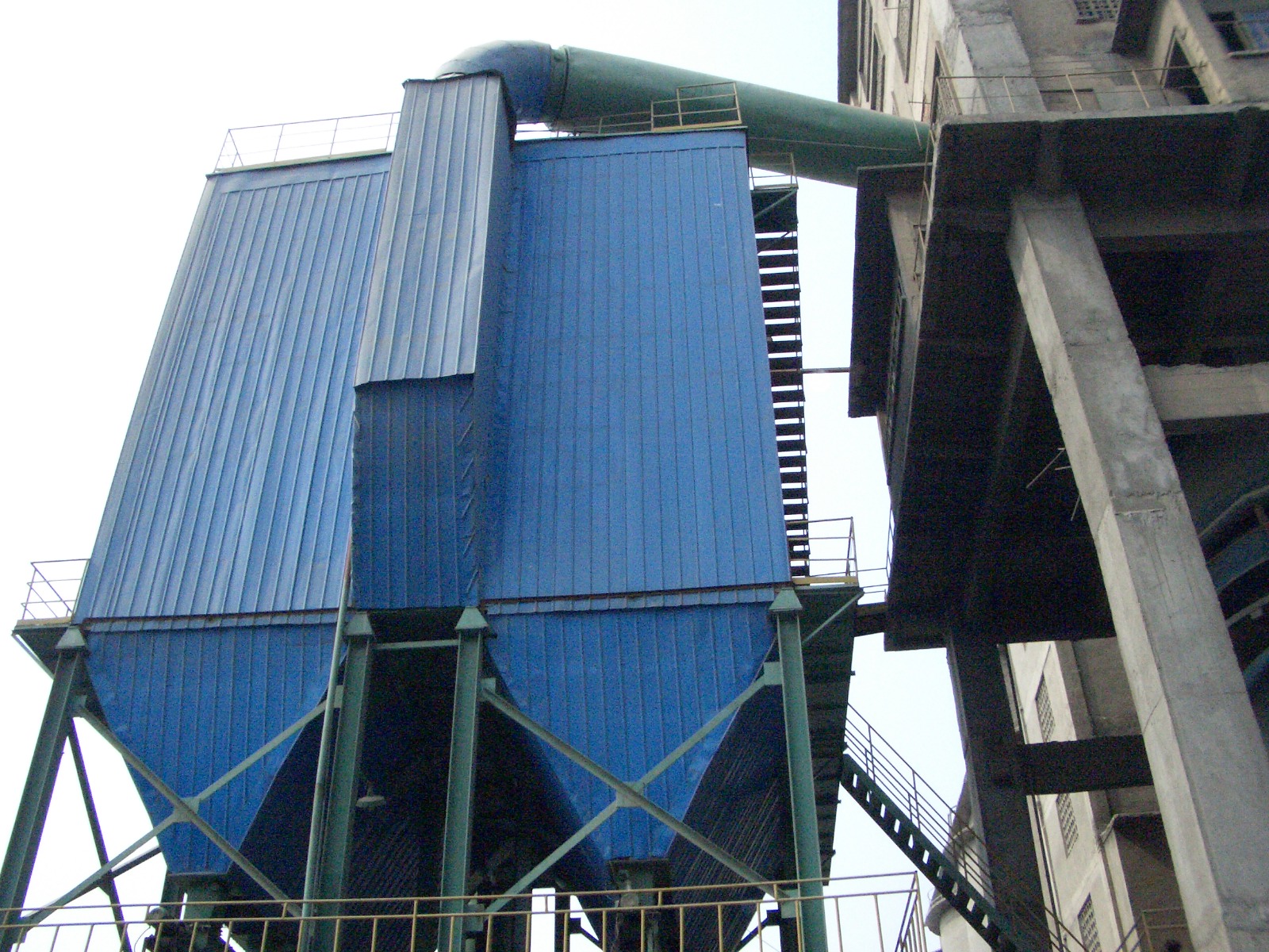 白灰窯除塵器為什么要選擇袋式的？?jī)?yōu)勢(shì)及原理